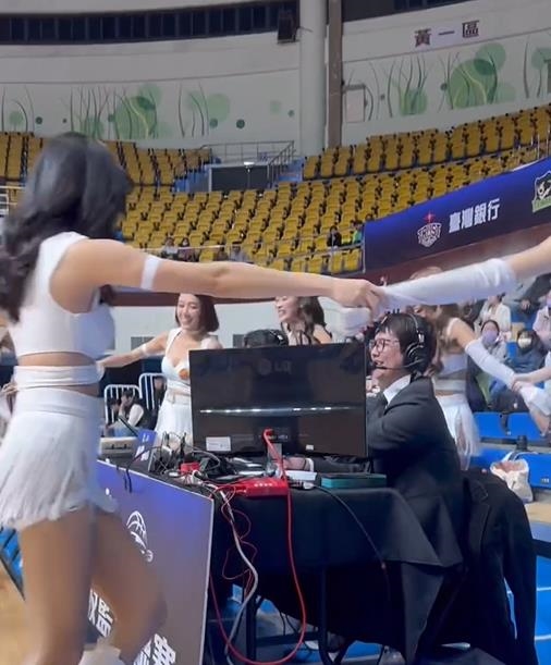 LuxyGirls上演「包圍主播台」!放送「火辣電臀」環繞球評心態崩了:是天堂吧