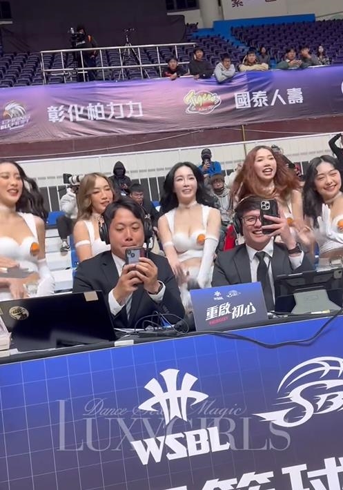 LuxyGirls上演「包圍主播台」!放送「火辣電臀」環繞球評心態崩了:是天堂吧