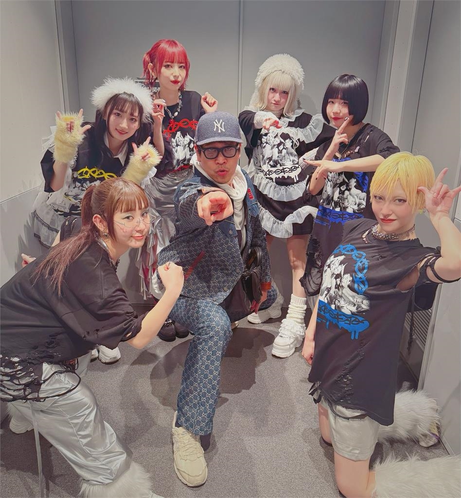 被正妹偶像包圍「潮T大叔」竟是PIKO太郎!「豹紋衣沒了」網認不出:你誰