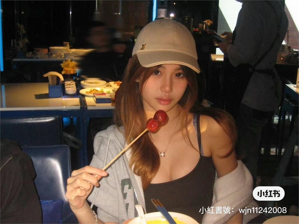 鍾麗緹14歲小女兒突曬「邪惡視角照」 惹全網羨慕:「這裡」好大!