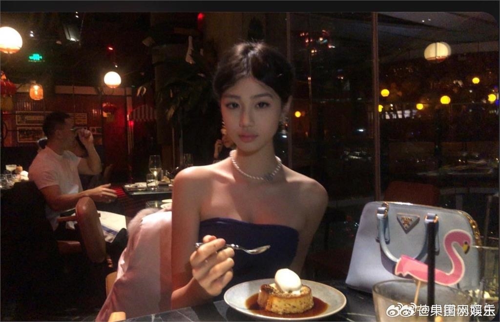 鍾麗緹14歲小女兒突曬「邪惡視角照」 惹全網羨慕:「這裡」好大!