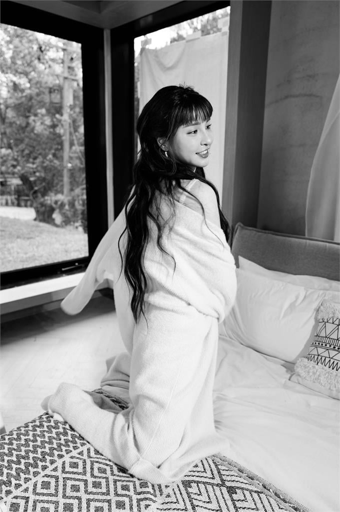 峮峮「造型大爆改」長髮片太香!外套滑落「秒洩雪白肌」網暈:仙女下凡