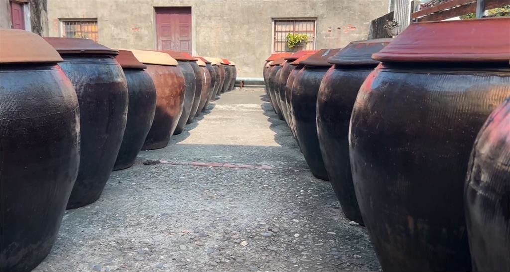 純手工釀造黑豆醬油 曝曬180天完熟「一滴入魂」