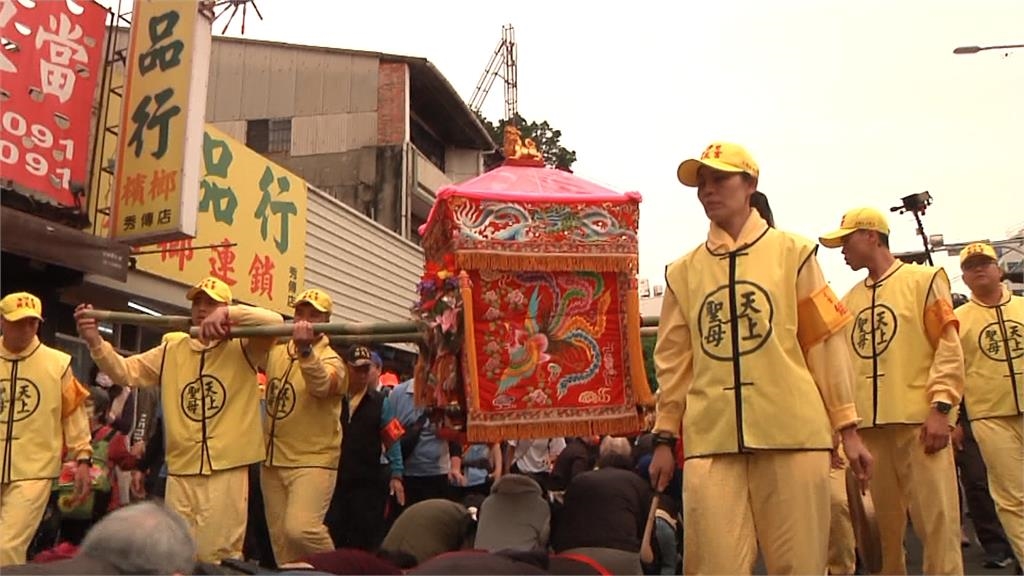 白沙屯媽祖來加持! 停駕秀傳醫院為陳家姊妹祈福