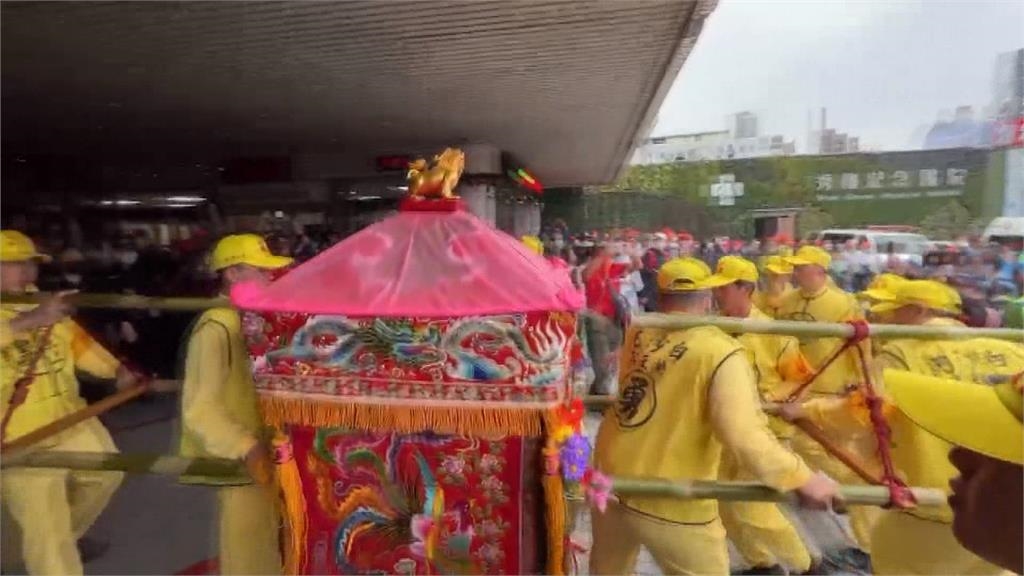 白沙屯媽祖來加持! 停駕秀傳醫院為車禍小姊妹賜福