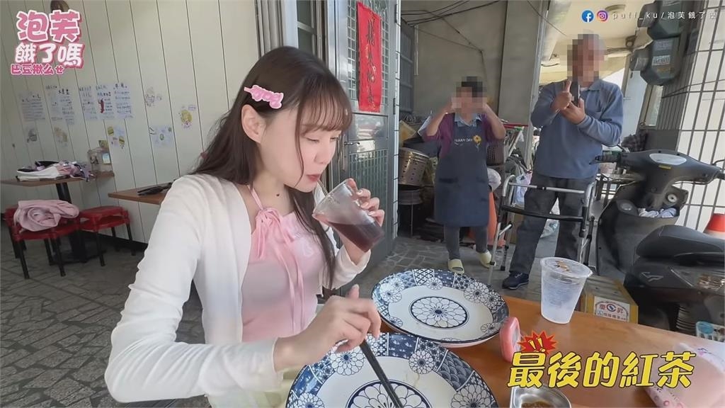 她15分鐘內掃光100顆水煎餃 阿伯嚇到「不用助行器站起」網笑:醫學奇蹟