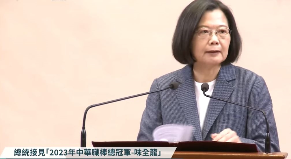 快新聞/蔡英文接見味全龍隊! 笑虧林智勝:你的臉本來就紅紅的嗎?