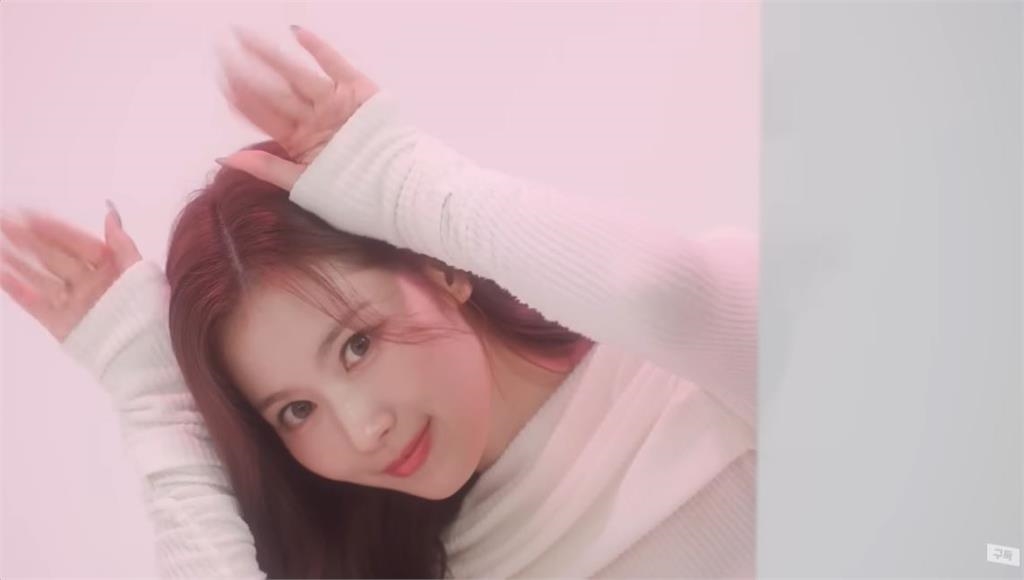 TWICE「撒嬌擔當」晉升MC火力全開!「萌化小鹿斑比」擊潰網:心要爆炸了