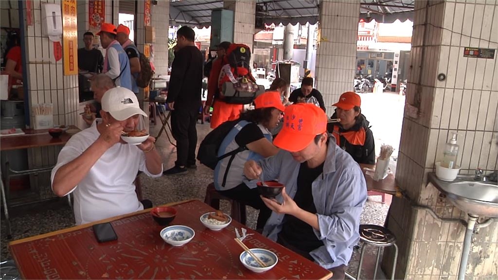 「粉紅超跑」百年來首度從林內入境雲林 當地鄉民樂開懷!