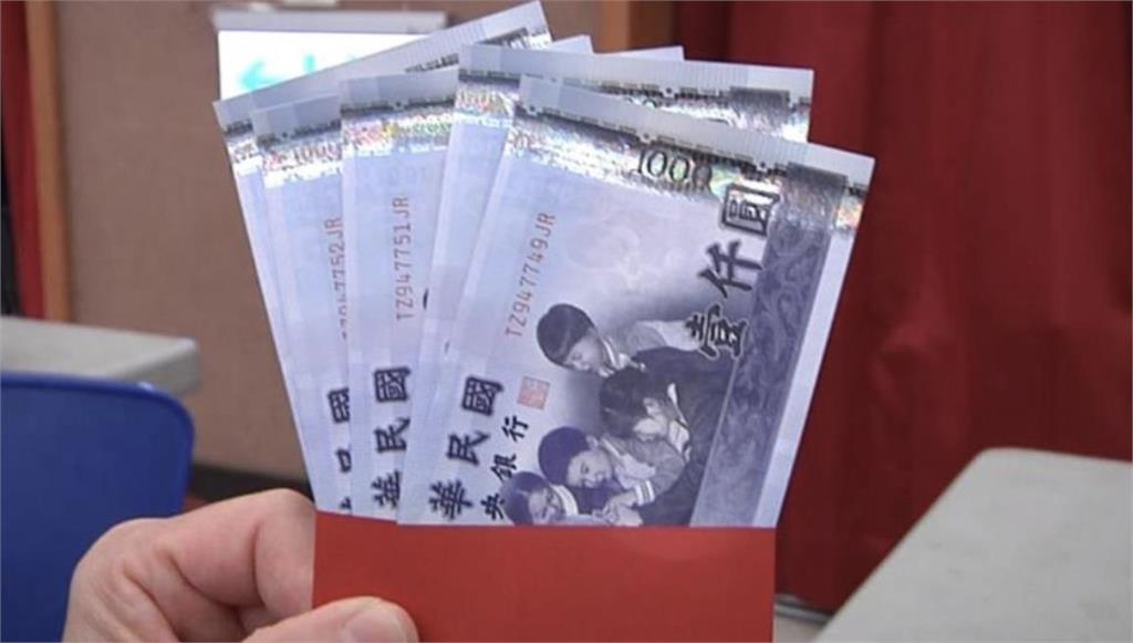 給孝親費「天經地義」爸榨乾式討錢？月薪35K兒「給這數」：快被壓死