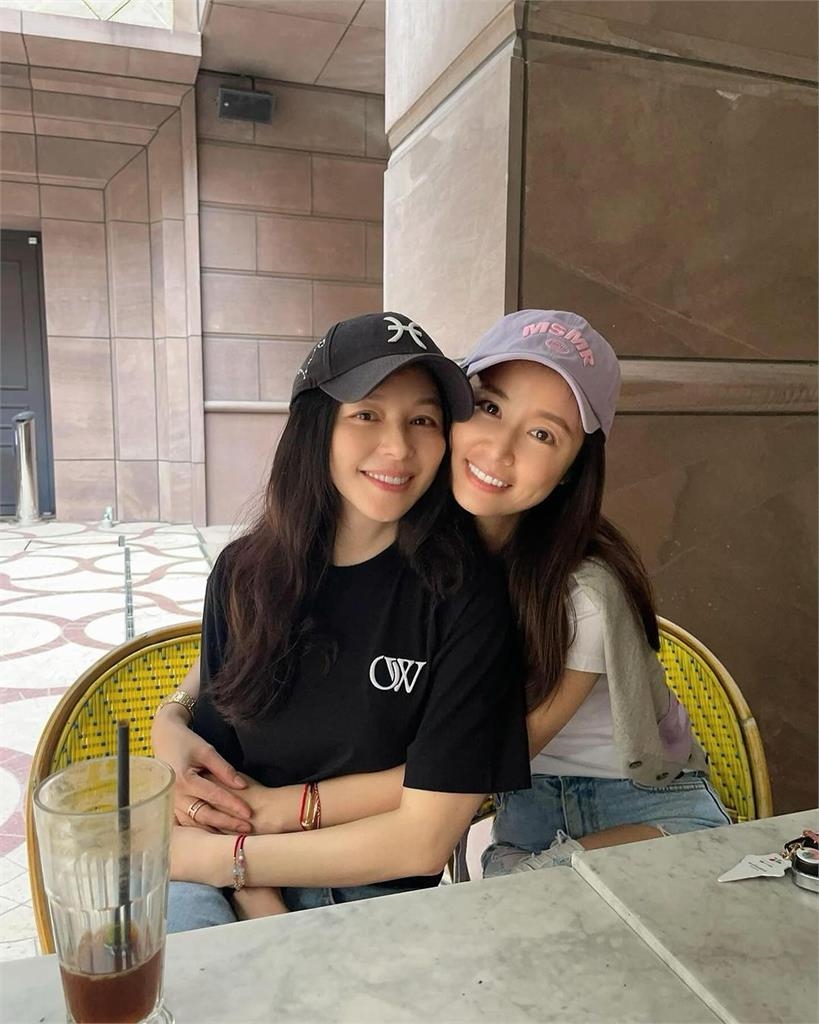 超頂姐妹花素顏喝咖啡「褲子破大洞」竟是林心如、徐若瑄!年近半百真面目震懾網