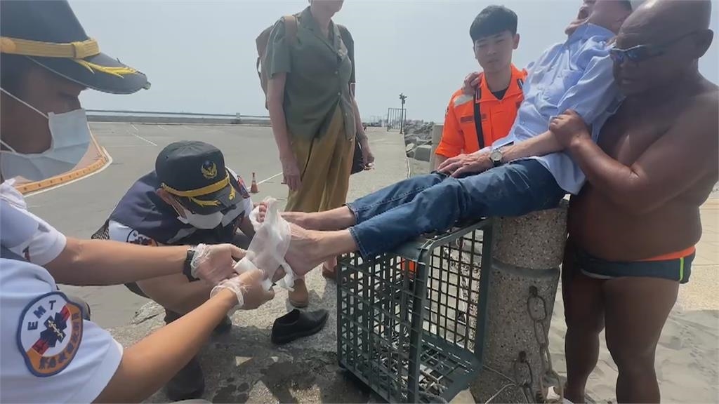 西子灣沙灘燙腳！　德國老先生雙腳起大水泡