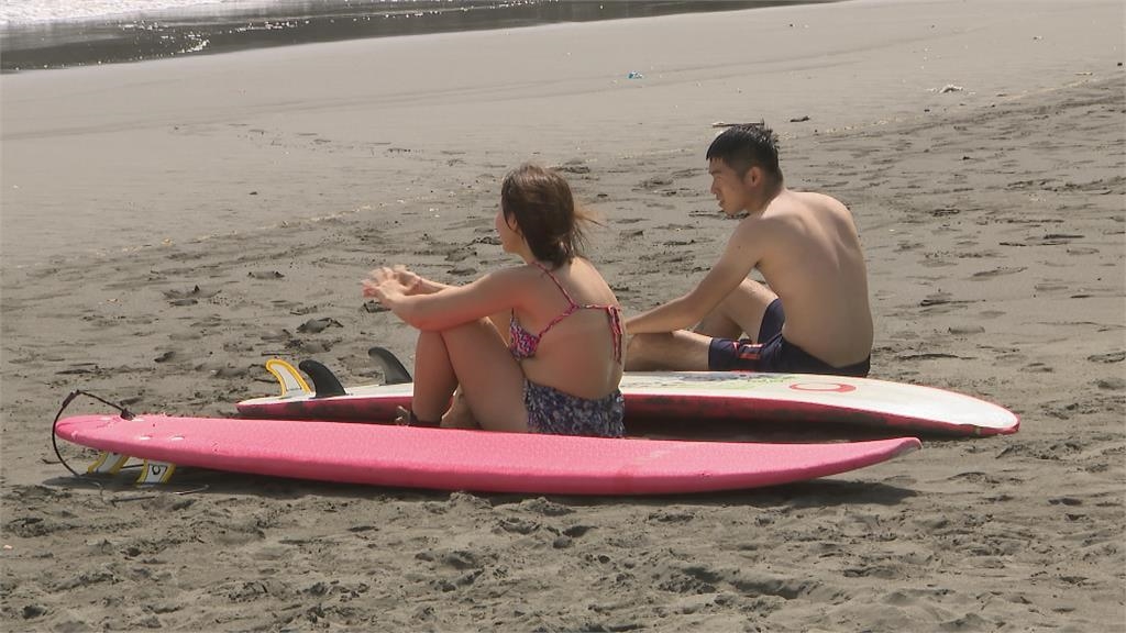 西子灣沙灘燙腳！　德國老先生雙腳起大水泡