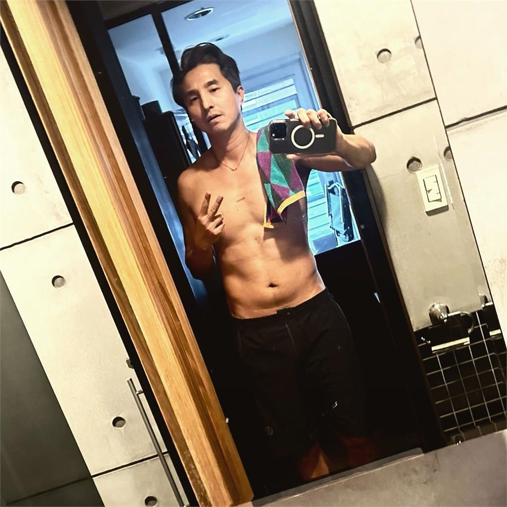 腹肌不能亡!47歲王少偉「上身大炸裂」喊1字網驚呼「這點好巧」