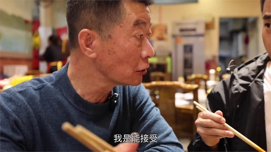 光看就頭皮發麻!重慶火鍋成辣椒紅海 「他淡定狂嗑」網驚:薑還是老的辣