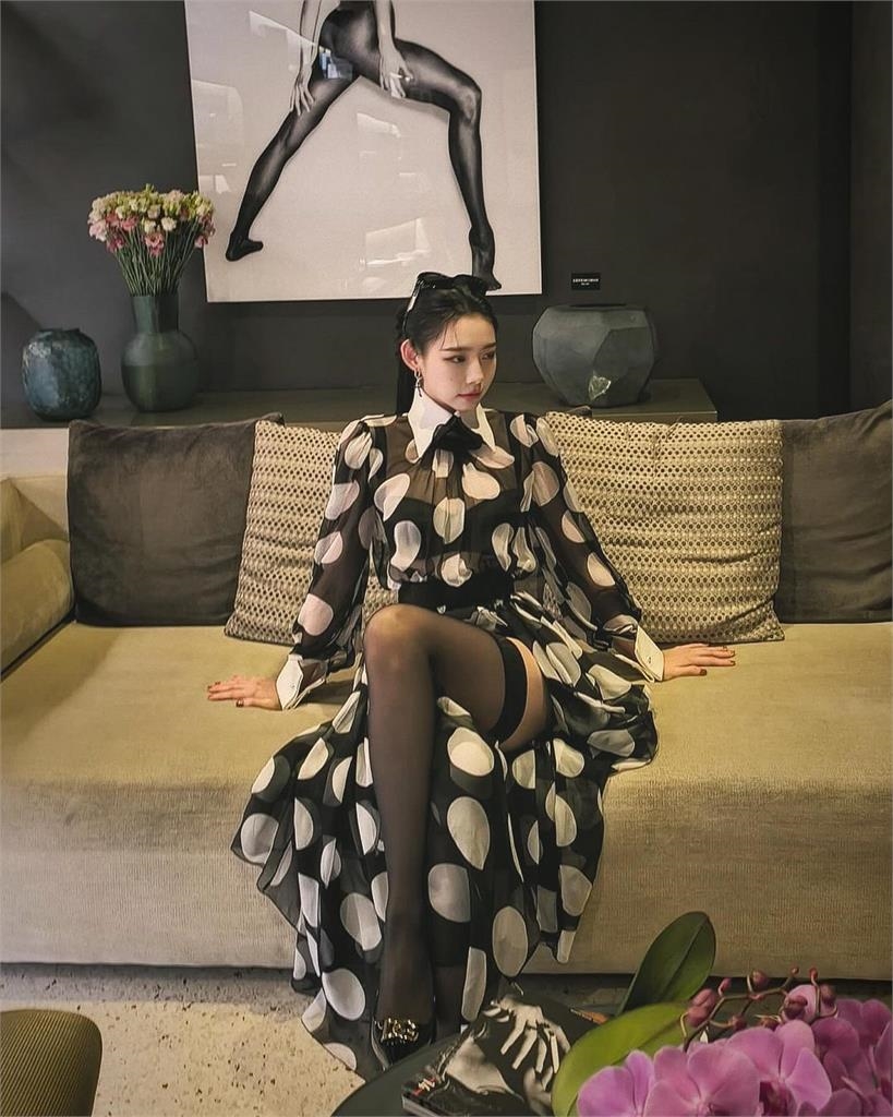 林明禎薄紗洋裝「1秒全看光」!拍照祭「黑絲誘惑」網嗨:好誘人