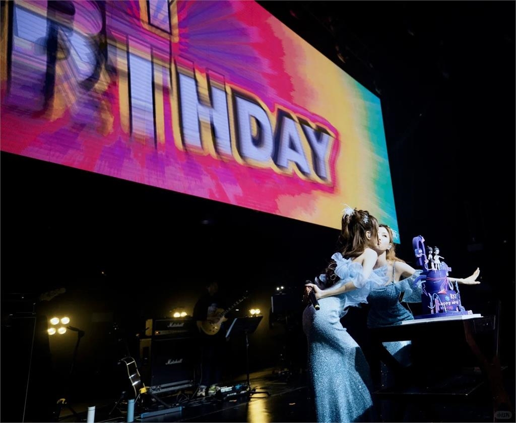 By2生日合體「雙胞胎長不像」差很大!「妹妹嚴重失真」網震撼:確定是本人嗎?