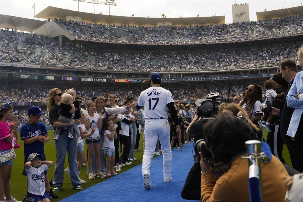 愛犬也來了!大谷翔平道奇球場「走藍毯」 例行賽主場初登場獲5萬球迷熱烈歡迎