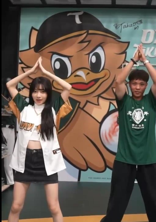 太神!一粒、保弟場下合體「晃動影片曝」20分掀7萬人朝聖:本人很可愛