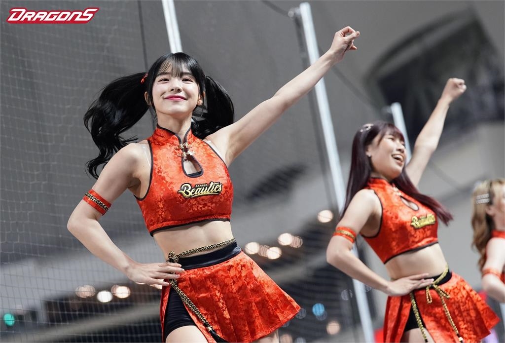 味全喜迎「轉學生」林襄、李多慧!雙姝辣穿「小龍女紅制服」竟被酸:靚襄妙慧