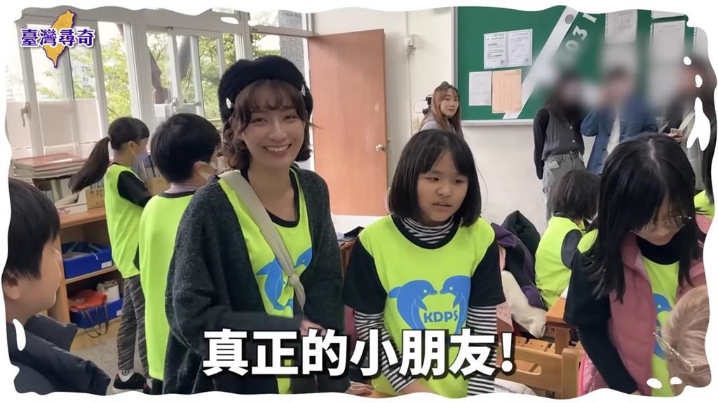 太誠實!英國美女挑戰和小學生一起上課 「精緻妝容」竟遭虧:太多粉了