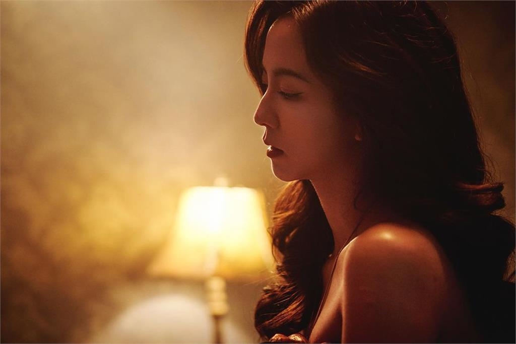 超兇檔車妹子「短衣大縮水」全看光!轉身竟是周曉涵…網歪樓:車好大