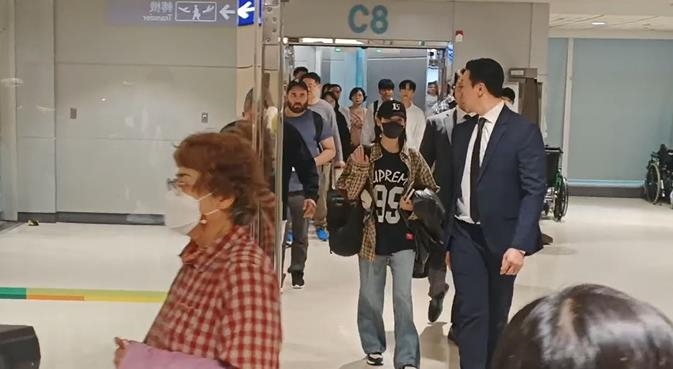 快新聞/IU抵台了! 機場開心收2包最愛零食「義美小泡芙」