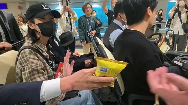 快新聞/IU抵台了! 機場開心收2包最愛零食「義美小泡芙」
