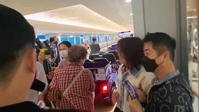 快新聞/IU抵台了! 機場開心收2包最愛零食「義美小泡芙」