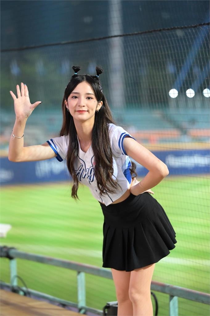 SSR本土練習生頂炸!藍波老師「21歲愛女」激短衣應援太香…網齊喊:岳父好