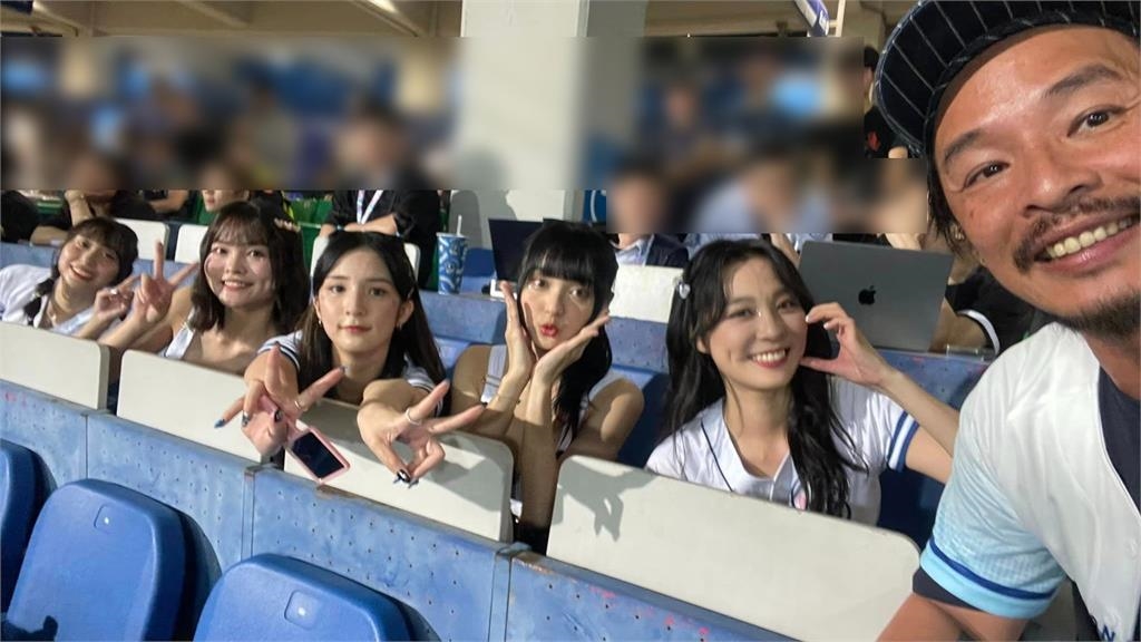 SSR本土練習生頂炸!藍波老師「21歲愛女」激短衣應援太香…網齊喊:岳父好