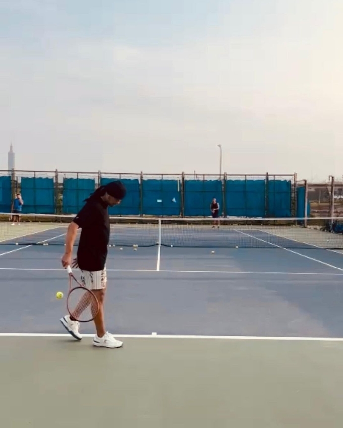 周杰倫「忘開美顏」張震也被出賣!臉上「法令紋全炸出」秒變老頭網嚇壞