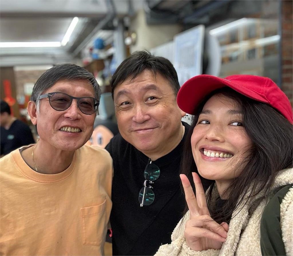 49歲舒淇驚見老態?巧遇香港大導合照現「樹根頸、細紋」超真實狀態曝