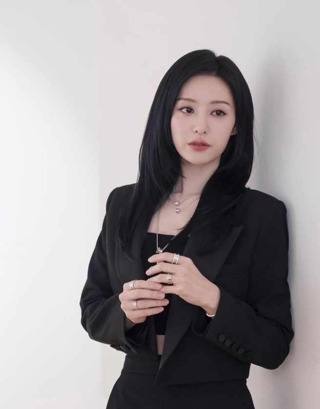 素顏妹子穿「動漫宅T」竟是《淚之女王》金智媛！私下真面目網嚇：差很大