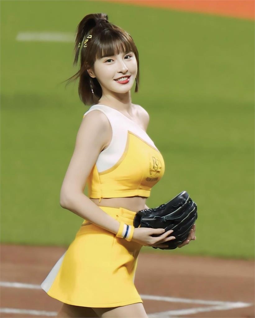 中職開季最大Bonus！峮峮側身照現「SSR頂級身材」仙氣狂飄網淪陷