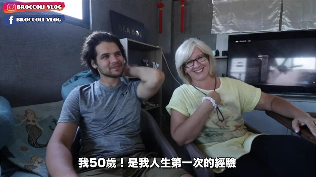 半百人生初體驗騎機車!綠島旅遊愛上追風快感 俄羅斯媽媽嗨喊:超級喜歡