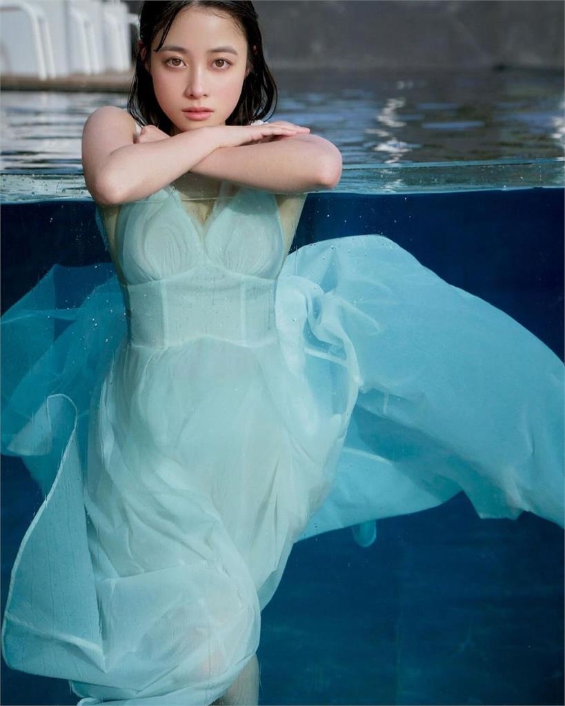 橋本環奈「JK私照」太頂!極致側顏夢回「天使偶像」網跪:最美高中生