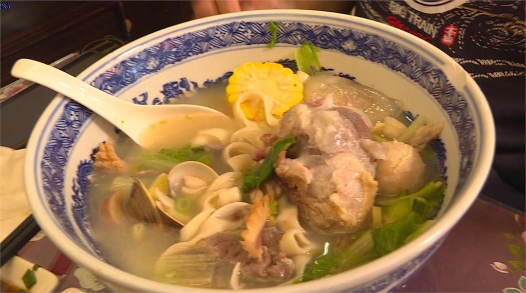 苗栗麵店十多年做出口碑 老闆靠父墨寶「天道酬勤」自勉