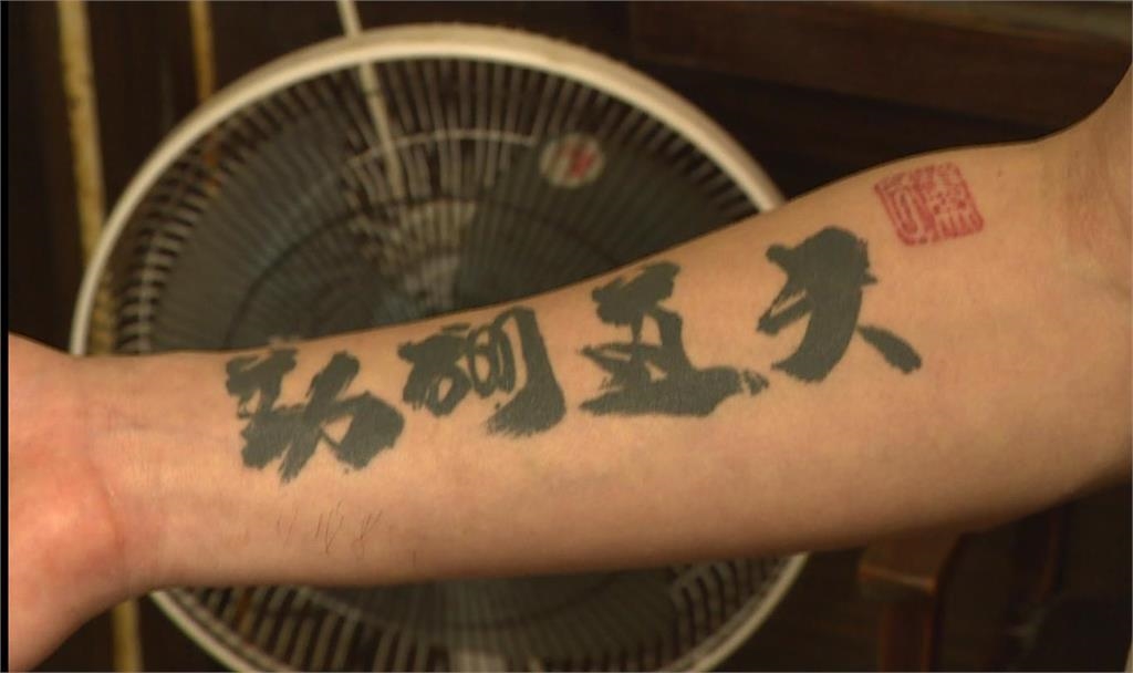 苗栗麵店十多年做出口碑 老闆靠父墨寶「天道酬勤」自勉