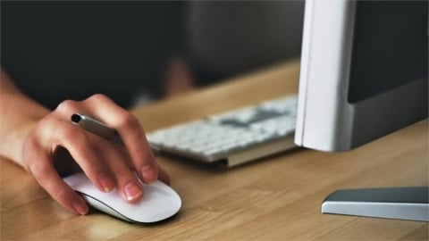 失業男找到「超爽新工作」!「整天滑手機」後悔喊空虛…網急勸:沒前途快離職