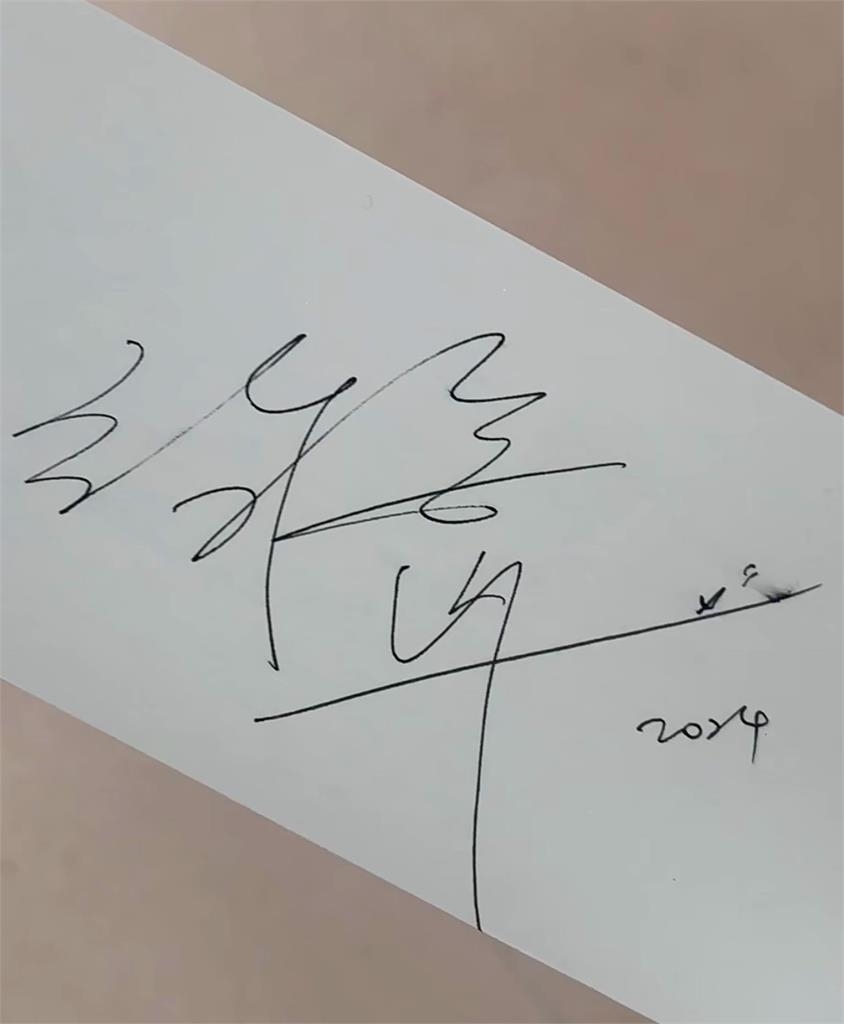 街頭「眼鏡妹」素顏坐樹下一看竟是張鈞甯!41歲真面目網嚇:很誇張