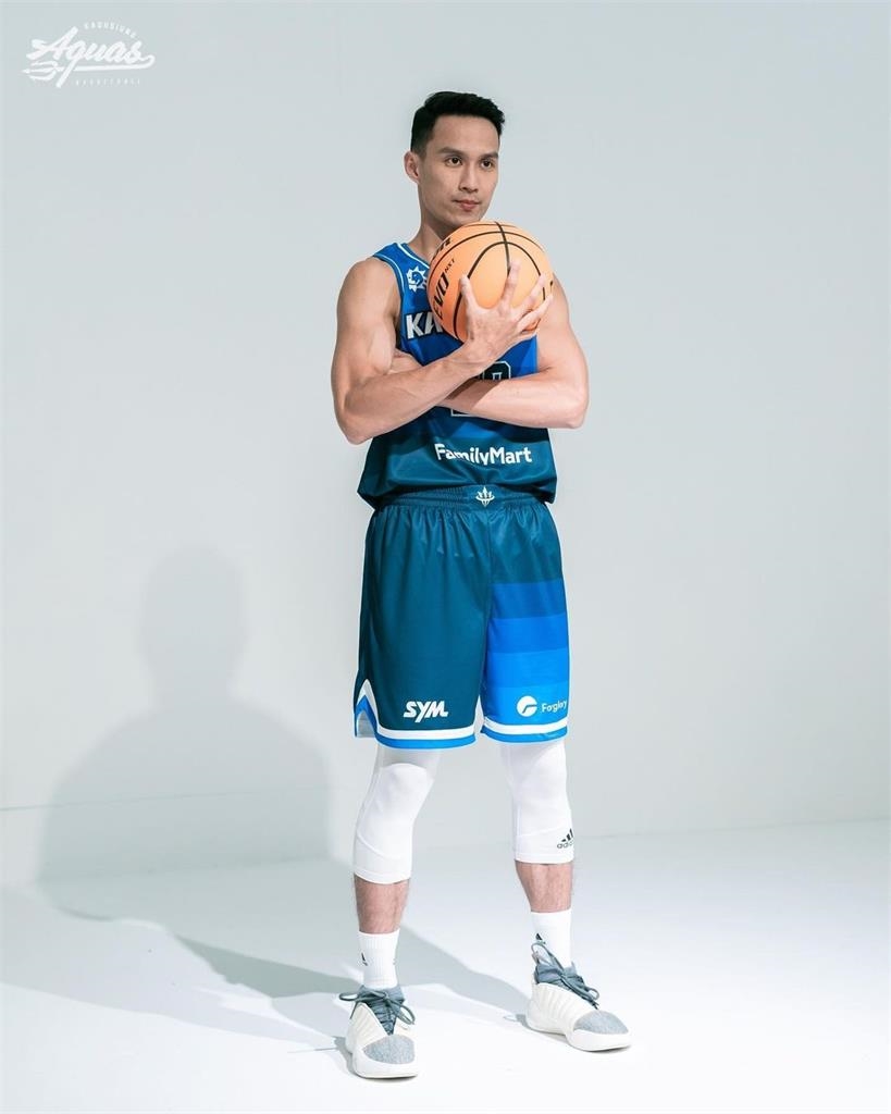 阿嬤帶2孫「買超商即期飯糰」嘆:今天賺不夠!超暖球星1舉動全網狂讚