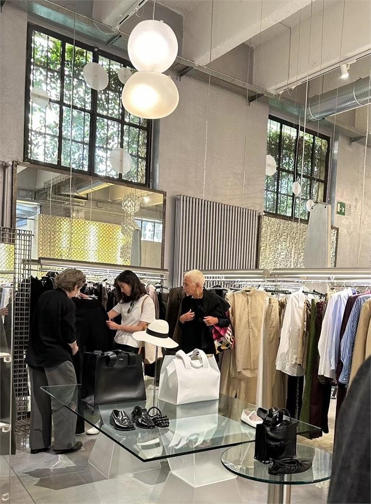 張鈞甯「全身洞洞」黑bra大穿幫!街頭炸絕頂身形「破尺度照」網瘋看