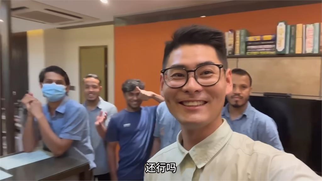 他遊孟加拉體驗火焰理髮！飆高音狂喊「聞到焦味」　新造型曝網驚呆