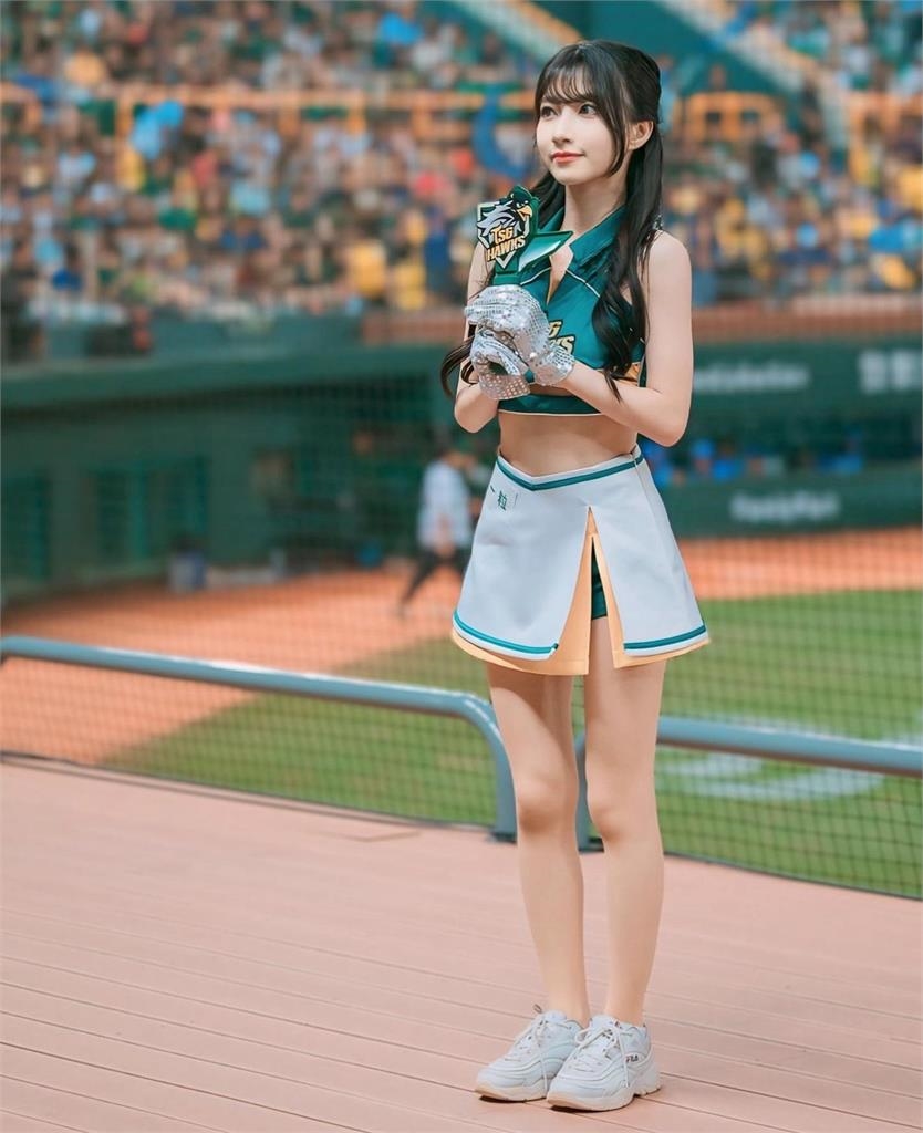 情斷4年男友…一粒「縮水球衣」緊勒側身轟球場!理想型曝網嗨:想應徵