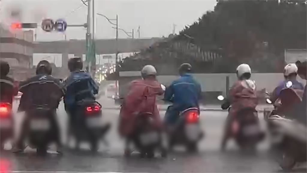 瞬間傾盆大雨！待轉區騎士「穿雨衣比賽」　4輪乘客激昂轉播捏把冷汗