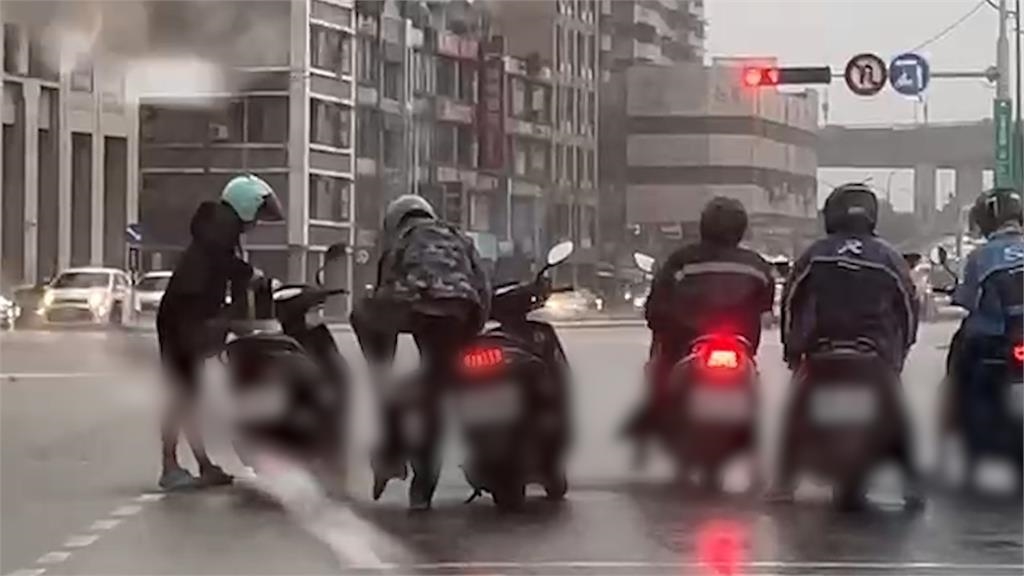 瞬間傾盆大雨！待轉區騎士「穿雨衣比賽」　4輪乘客激昂轉播捏把冷汗