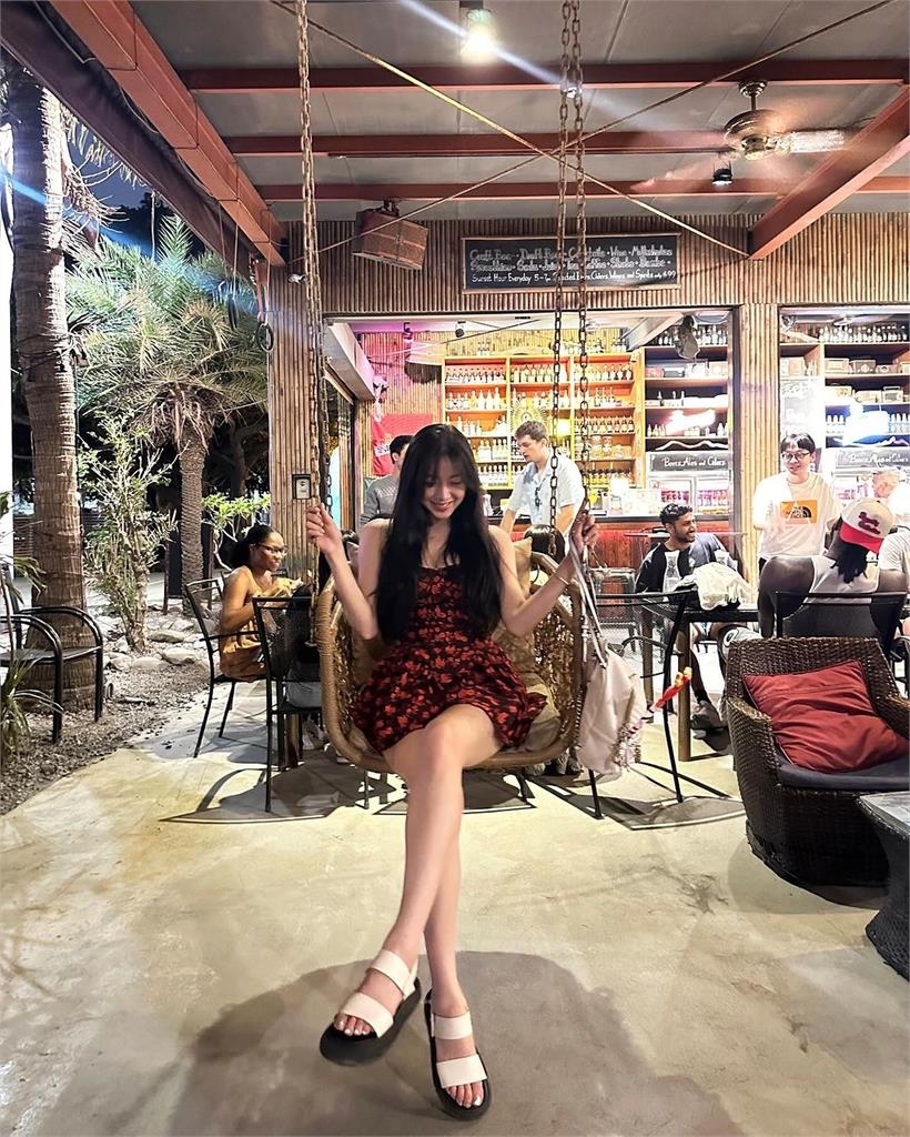安芝儇愛上台灣!激短洋裝「大秀100公分美腿」甜喊:我是高雄人