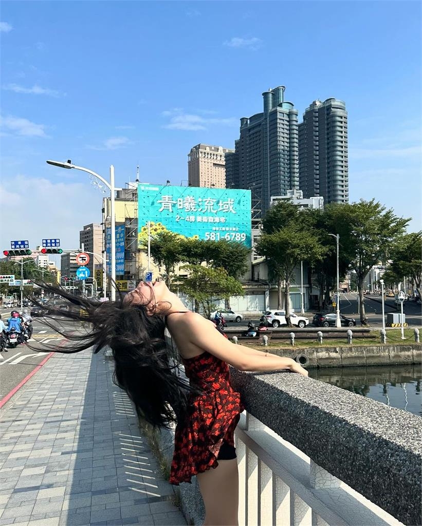 安芝儇愛上台灣!激短洋裝「大秀100公分美腿」甜喊:我是高雄人