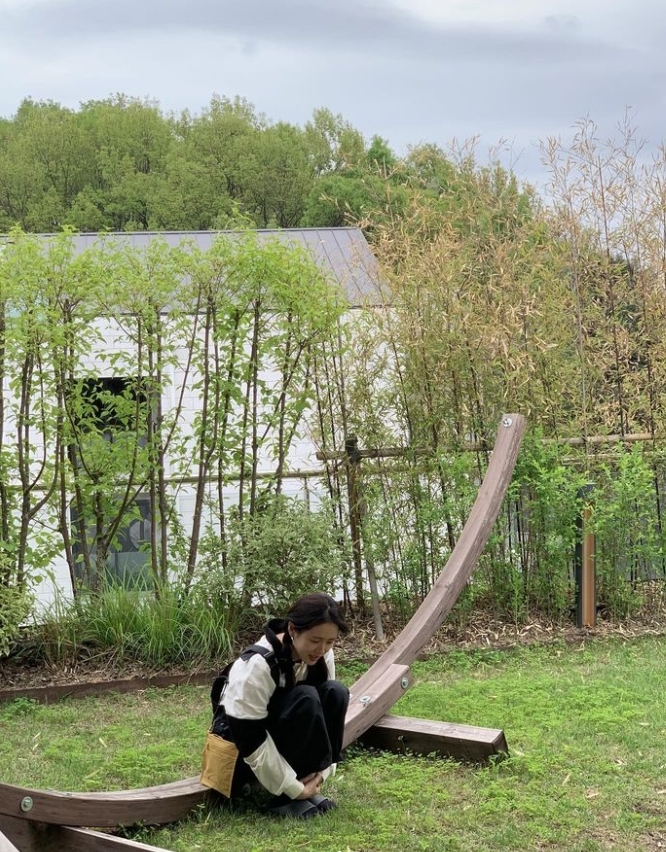 麻花辮妹子「蹲地拔草」竟是孫藝真!素顏真面目流出…網驚:客串淚之女王?